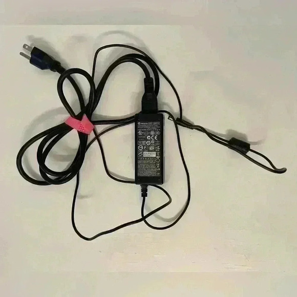 Hoioto AC/DC ADAPTER Model: ADS-40SG-19-3 19040G INPUT: 100-240V 50/60Hz 1.0Amax - Picture 1 of 3